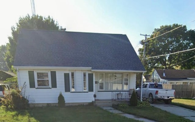 7514 32nd Ave, Kenosha, WI 53142 - view of front of house with a shingled roof and a front yard