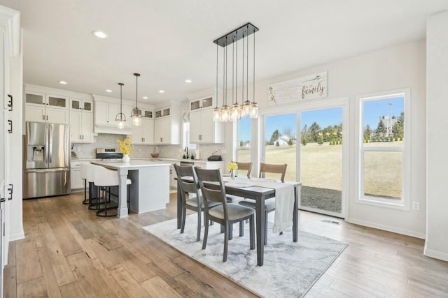 dining space featuring visible vents, recessed lighting, light wood-style floors, and baseboards