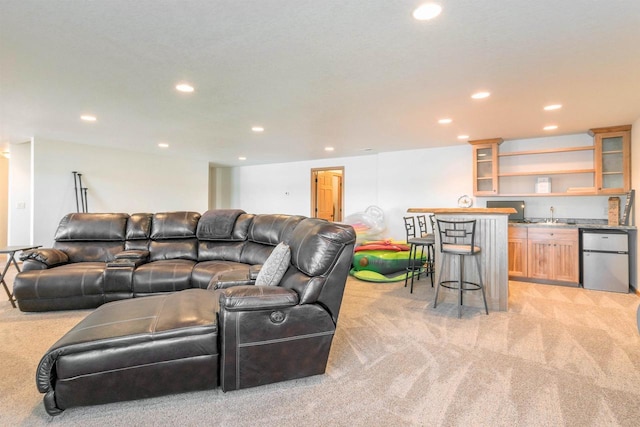 living room featuring recessed lighting, indoor wet bar, and light colored carpet