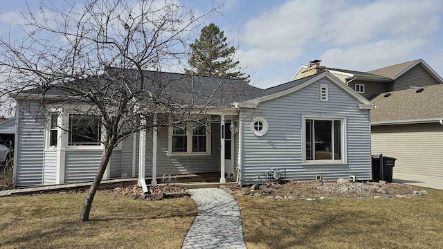 view of front facade featuring a front lawn