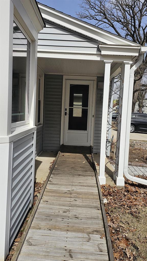 entrance to property featuring covered porch