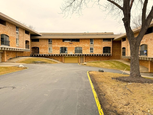 view of front facade with driveway and an attached garage