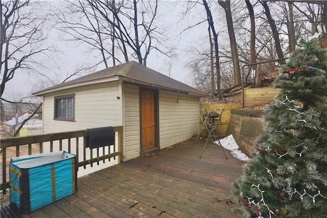 view of outdoor structure featuring an outbuilding