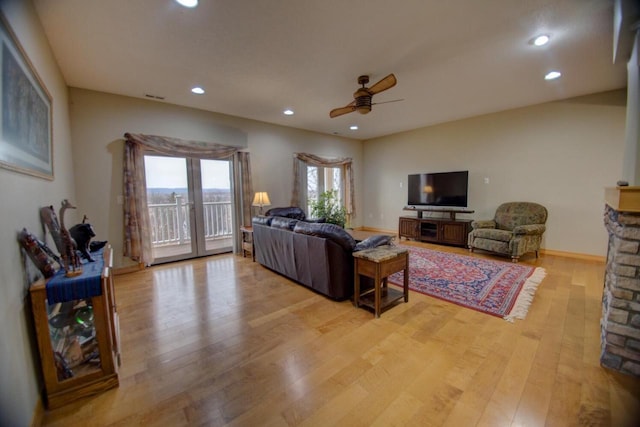 living room featuring light wood finished floors, recessed lighting, baseboards, and ceiling fan