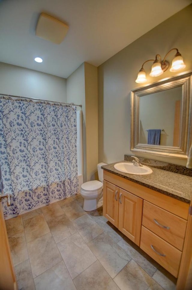 full bath with curtained shower, toilet, and vanity