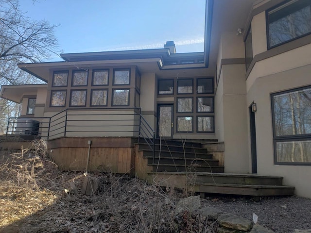 view of exterior entry with stucco siding