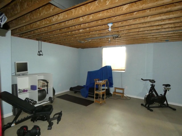 exercise area featuring baseboards