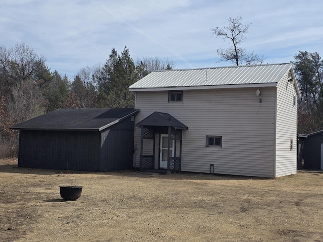 view of front of property featuring metal roof and an outdoor structure