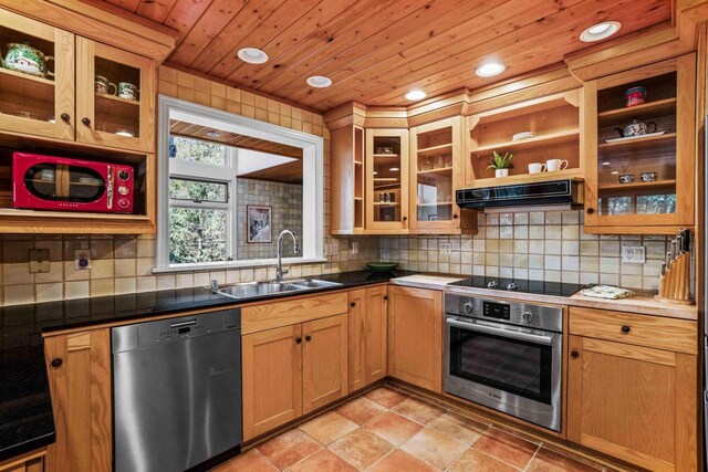 kitchen with a sink, appliances with stainless steel finishes, wood ceiling, under cabinet range hood, and decorative backsplash