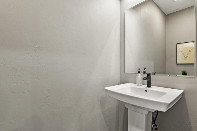 3814 W Fieldwood Dr, Janesville, WI 53545 - bathroom featuring a textured wall