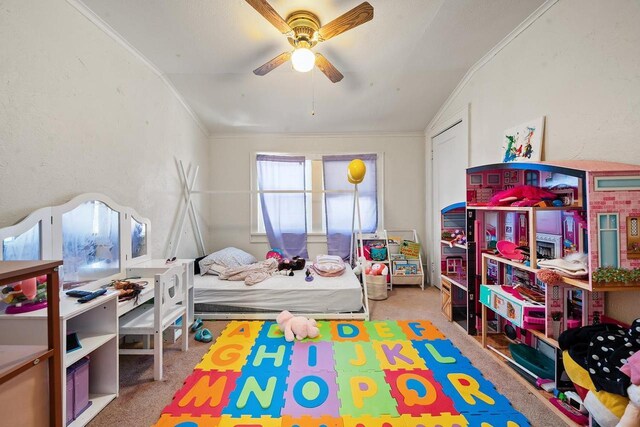 bedroom featuring lofted ceiling, a ceiling fan, carpet floors, and ornamental molding