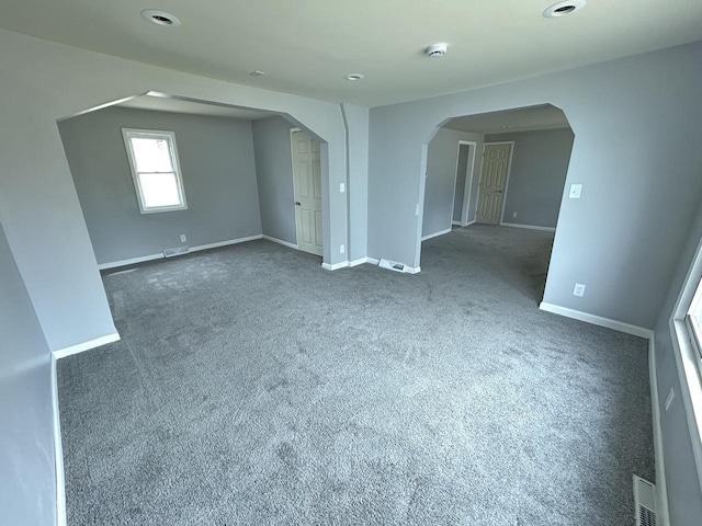 6082 N 36th St, Milwaukee, WI 53209 - empty room with carpet floors, arched walkways, baseboards, and visible vents
