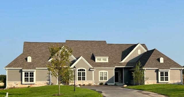 1537 Sandhill Blvd Unit 16C, Hartland, WI 53029 - cape cod-style house with a front lawn