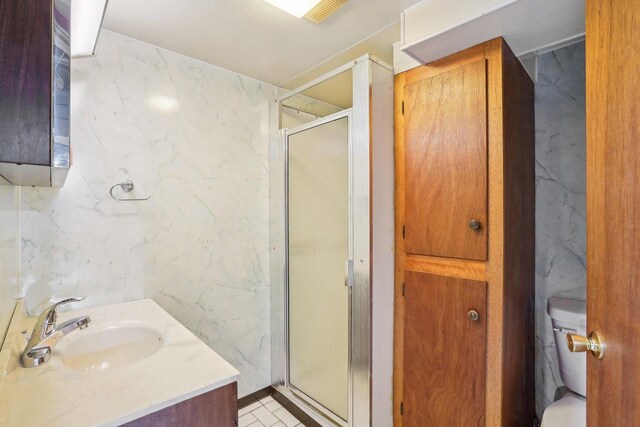 1301 Wyldhaven Ave, Monona, WI 53716 - full bathroom featuring toilet, vanity, visible vents, and a stall shower