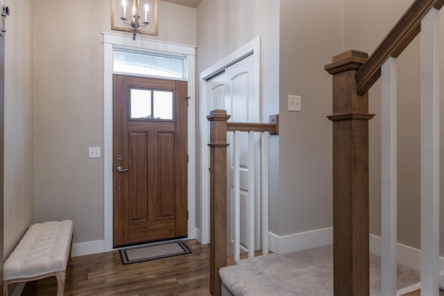foyer featuring a chandelier, wood finished floors, and baseboards