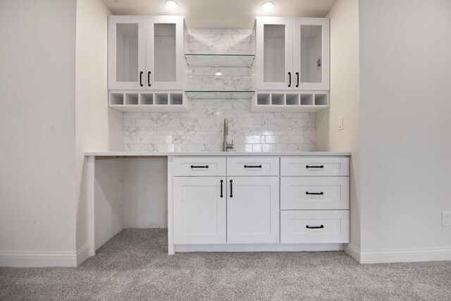 N2692 Forest Dr, Lake Geneva, WI 53147 - indoor wet bar with light colored carpet, tasteful backsplash, and baseboards
