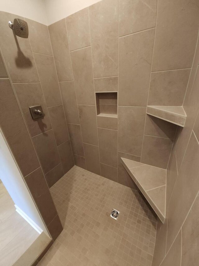 5684 N Kestrel Cir, Appleton, WI 54913 - full bathroom featuring tiled shower