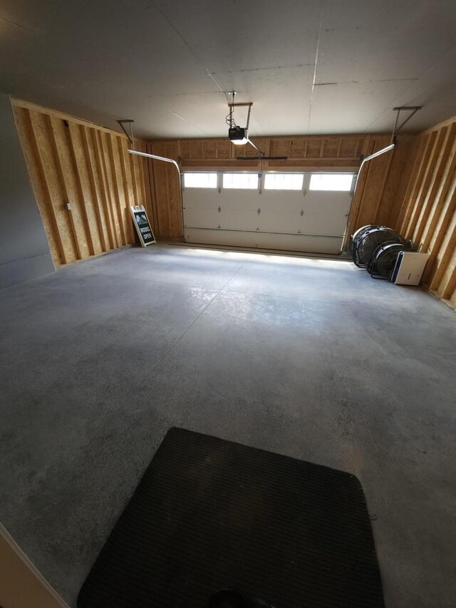 5684 N Kestrel Cir, Appleton, WI 54913 - garage featuring a garage door opener