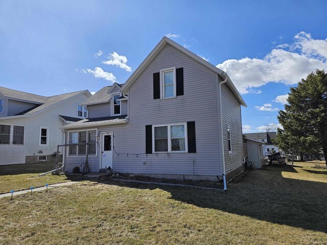 233 Highland St, Belmont, WI 53510 - traditional-style home with a front lawn