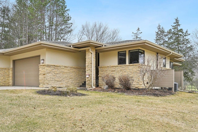view of front of home featuring stucco siding, an attached garage, stone siding, and a front lawn