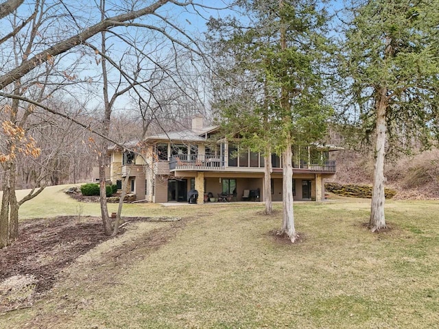 view of front of home featuring a deck and a front yard