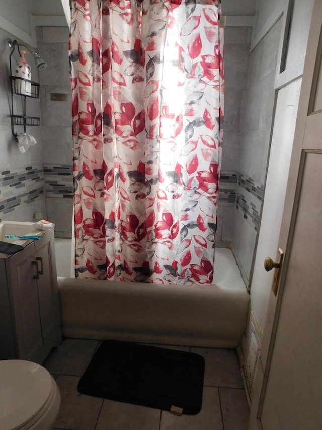 3007 N 29th St, Milwaukee, WI 53210 - full bath featuring toilet, shower / bath combo with shower curtain, and tile patterned flooring