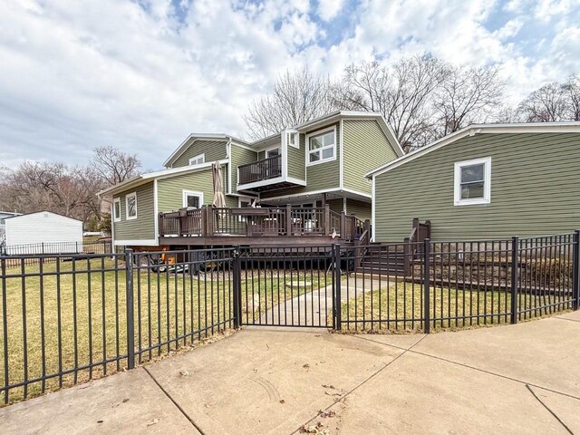 view of front of property featuring a front yard, concrete driveway, and fence