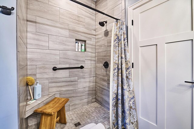 2721 Woodfield Ct, Howard, WI 54313 - bathroom with tiled shower
