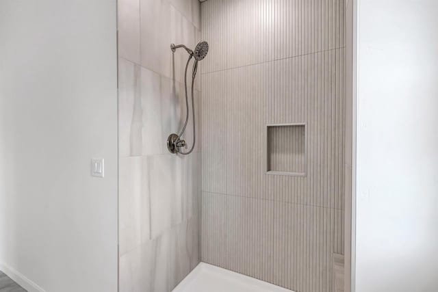2421 Creeksedge Way, De Pere, WI 54115 - bathroom featuring tiled shower