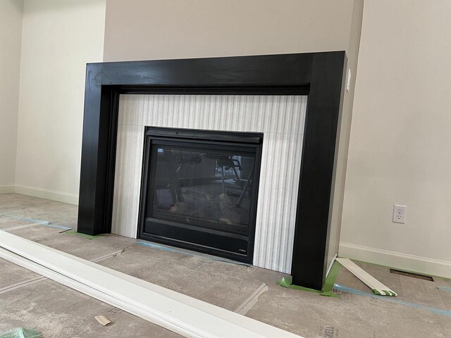 2421 Creeksedge Way, De Pere, WI 54115 - interior details featuring a glass covered fireplace, visible vents, and baseboards
