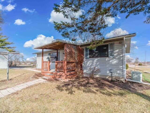 N6741 S Center Rd, Beaver Dam, WI 53916 - view of front facade with a front lawn and a porch