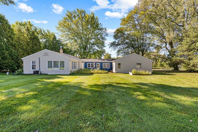 2548 Wallace Lake Rd, West Bend, WI 53090 - view of front of home featuring a front lawn
