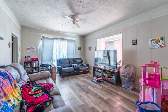 516 Hamilton St, Wausau, WI 54403 - living area featuring a textured ceiling, ceiling fan, and wood finished floors
