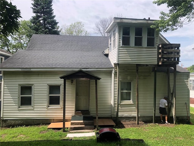 609 S Dewey St, Eau Claire, WI 54701 - view of front of home with a front lawn and a shingled roof