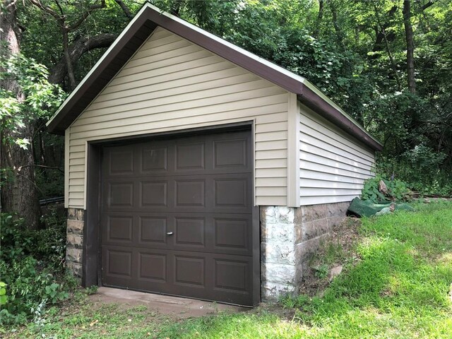 609 S Dewey St, Eau Claire, WI 54701 - view of detached garage