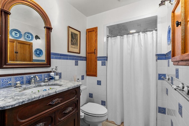 2346 Hickory Ln, Oshkosh, WI 54901 - full bath featuring tile walls, a shower with shower curtain, toilet, vanity, and wainscoting