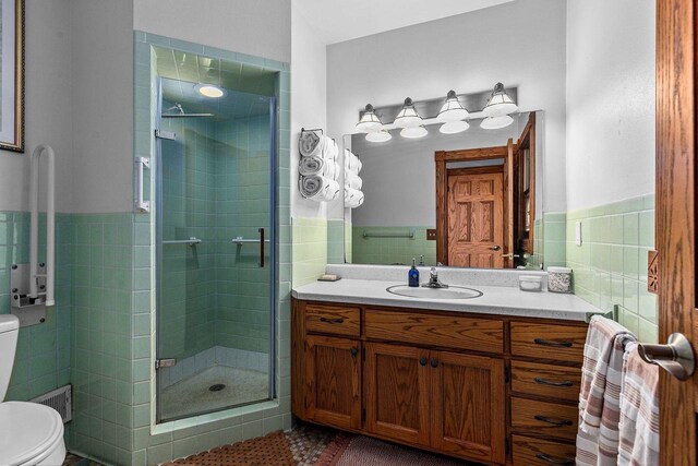 2346 Hickory Ln, Oshkosh, WI 54901 - full bathroom with toilet and tile walls
