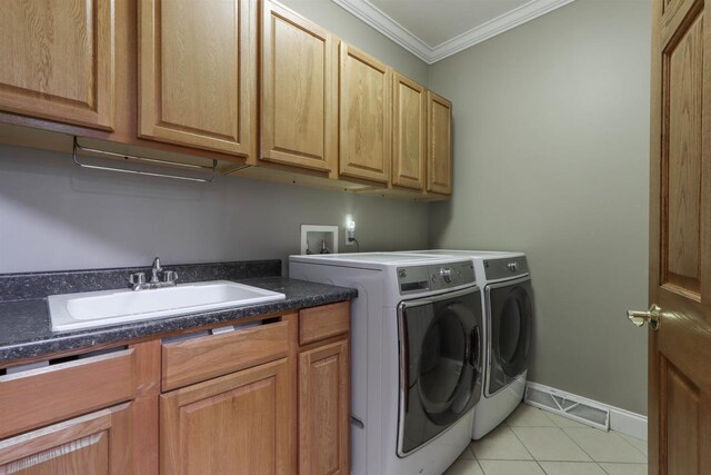 1579 Foxfire Ct, Waupaca, WI 54981 - clothes washing area with independent washer and dryer, ornamental molding, visible vents, a sink, and cabinet space