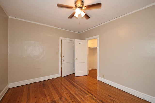 interior space featuring baseboards, crown molding, ceiling fan, and hardwood / wood-style floors