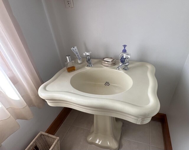 7533 N Evergreen Dr, Algoma, WI 54201 - bathroom featuring tile patterned floors