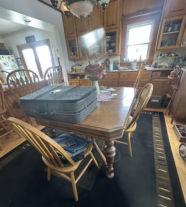 7533 N Evergreen Dr, Algoma, WI 54201 - dining area with ornamental molding
