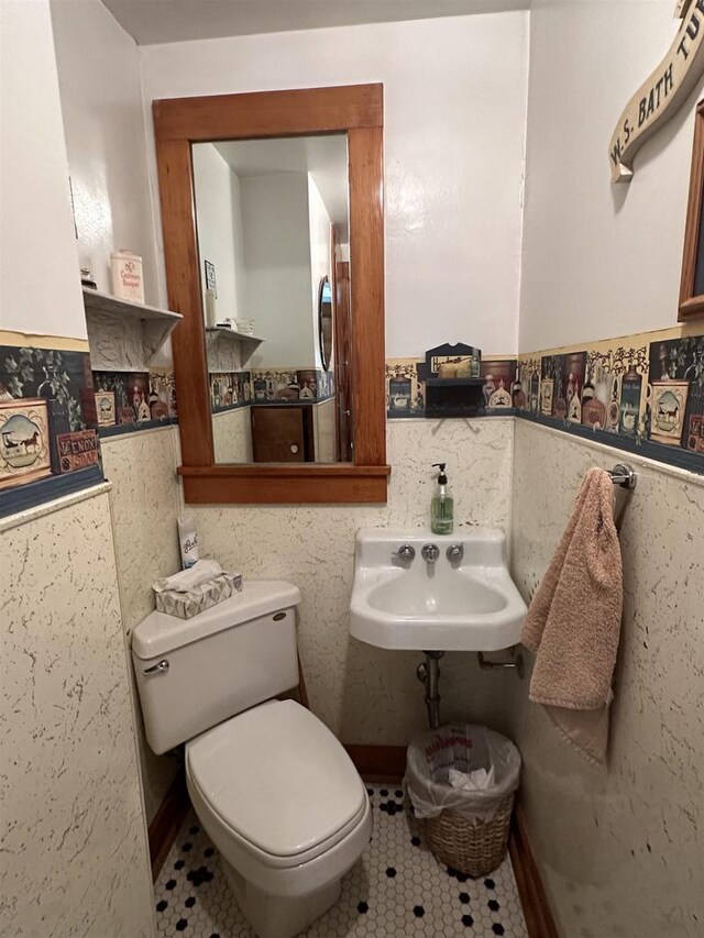 7533 N Evergreen Dr, Algoma, WI 54201 - bathroom featuring tile patterned floors, toilet, and a sink