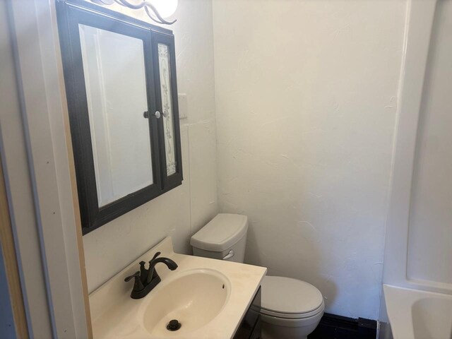 1006 Lulu Ave, Crivitz, WI 54114 - full bath featuring a tub, toilet, and vanity