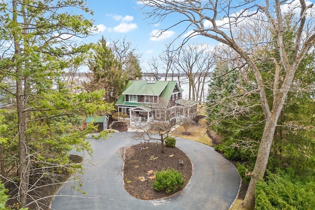 549 Illinois Ave, Green Lake, WI 54941 - view of home's community with curved driveway and stairs