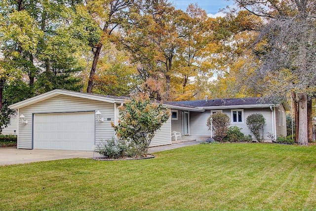 831 Sauganash Dr, Fontana, WI 53125 - ranch-style home featuring driveway, a garage, and a front lawn