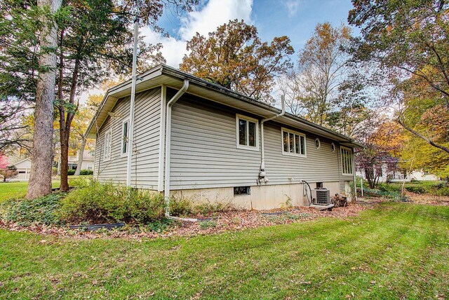 831 Sauganash Dr, Fontana, WI 53125 - view of side of home with central AC unit and a lawn