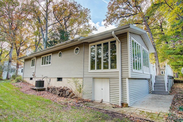 831 Sauganash Dr, Fontana, WI 53125 - back of property with cooling unit and stairway