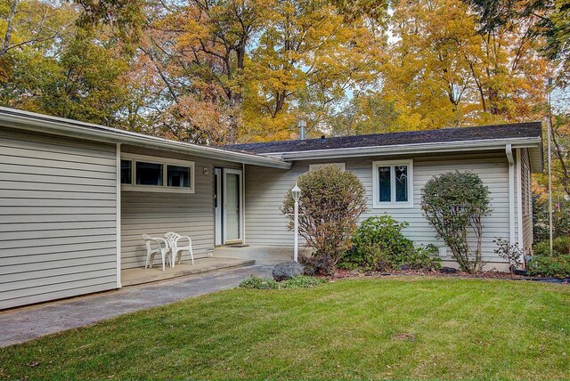 831 Sauganash Dr, Fontana, WI 53125 - exterior space featuring a yard