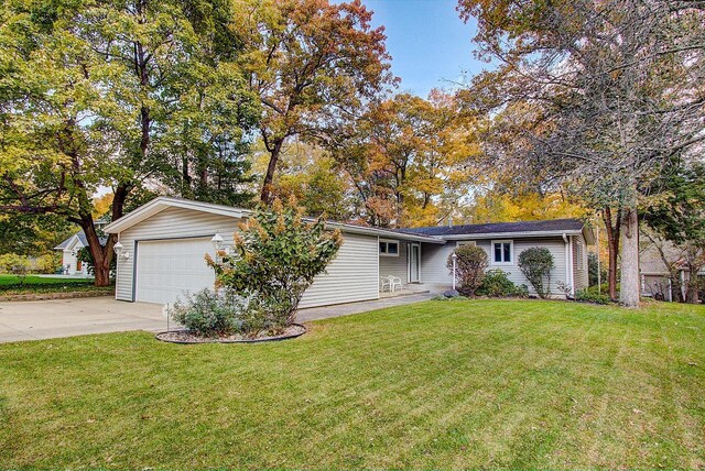 831 Sauganash Dr, Fontana, WI 53125 - ranch-style house featuring driveway, a front yard, and a garage