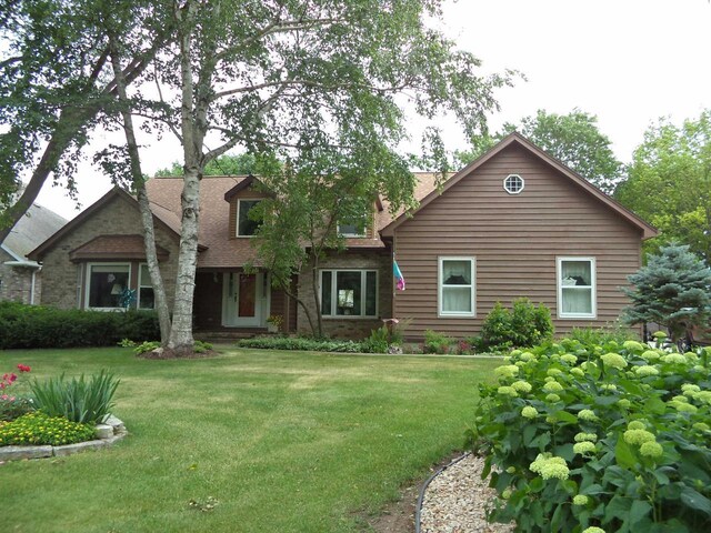 2015 Hickory Ln, Oshkosh, WI 54901 - view of front facade with a front lawn and a shingled roof